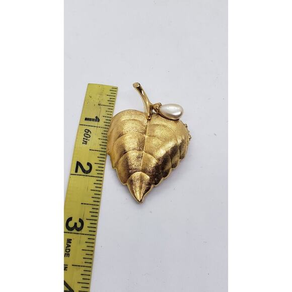 Vintage Brooch Leaf With Faux Pearl Gold Tone Opens Locket Stash Perfume Avon - Picture 9 of 10
